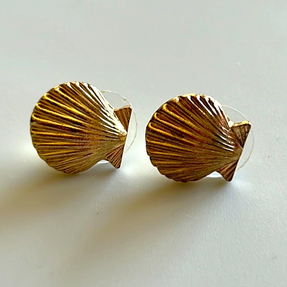 Francesca’s Collections Gold Seashell Stud Earrings - Picture 3 of 4